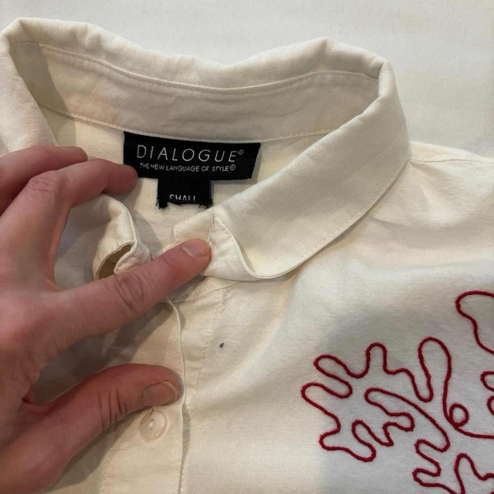 White‎ Button Down Blouse with Red Abstract Floral Embroidery Vintage 90s/Y2K - Picture 8 of 8